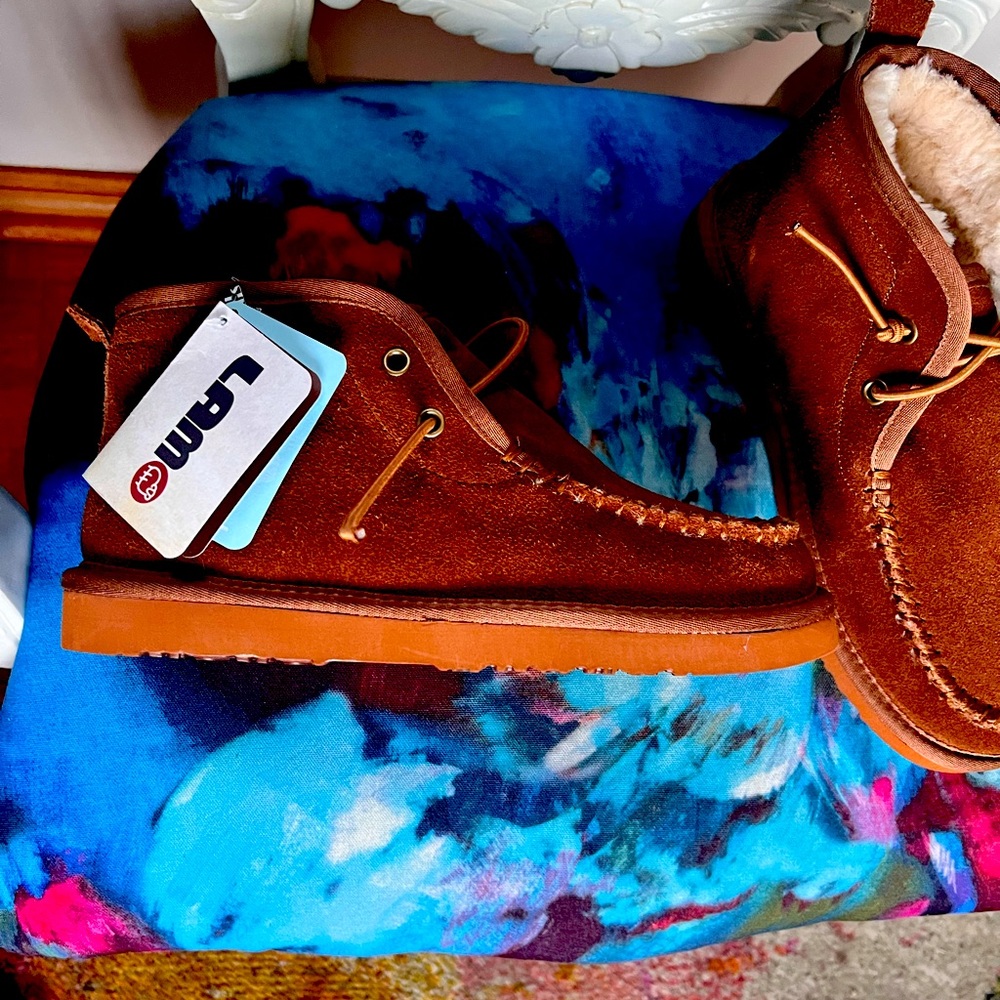 NWT LAMO. Low cut chocolate moccasins unisex men size 8 women’s size  10